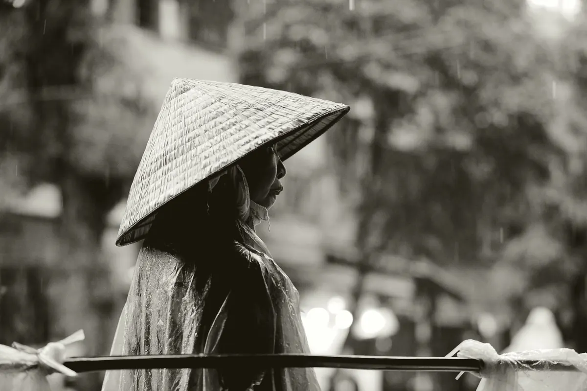 Umbrella vs. Rain Hat: Which Keeps You Drier on a Windy Commute?